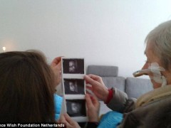 一名身患绝症的女人的最后一个愿望就是去医院看她未出生孙子的B超照。