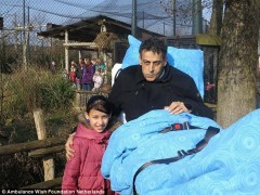 这个身患绝症的男子花了一天陪女儿在鹿特丹的动物园玩。
