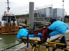 这个癌症病人想出航，志愿者们将他带到码头感受。